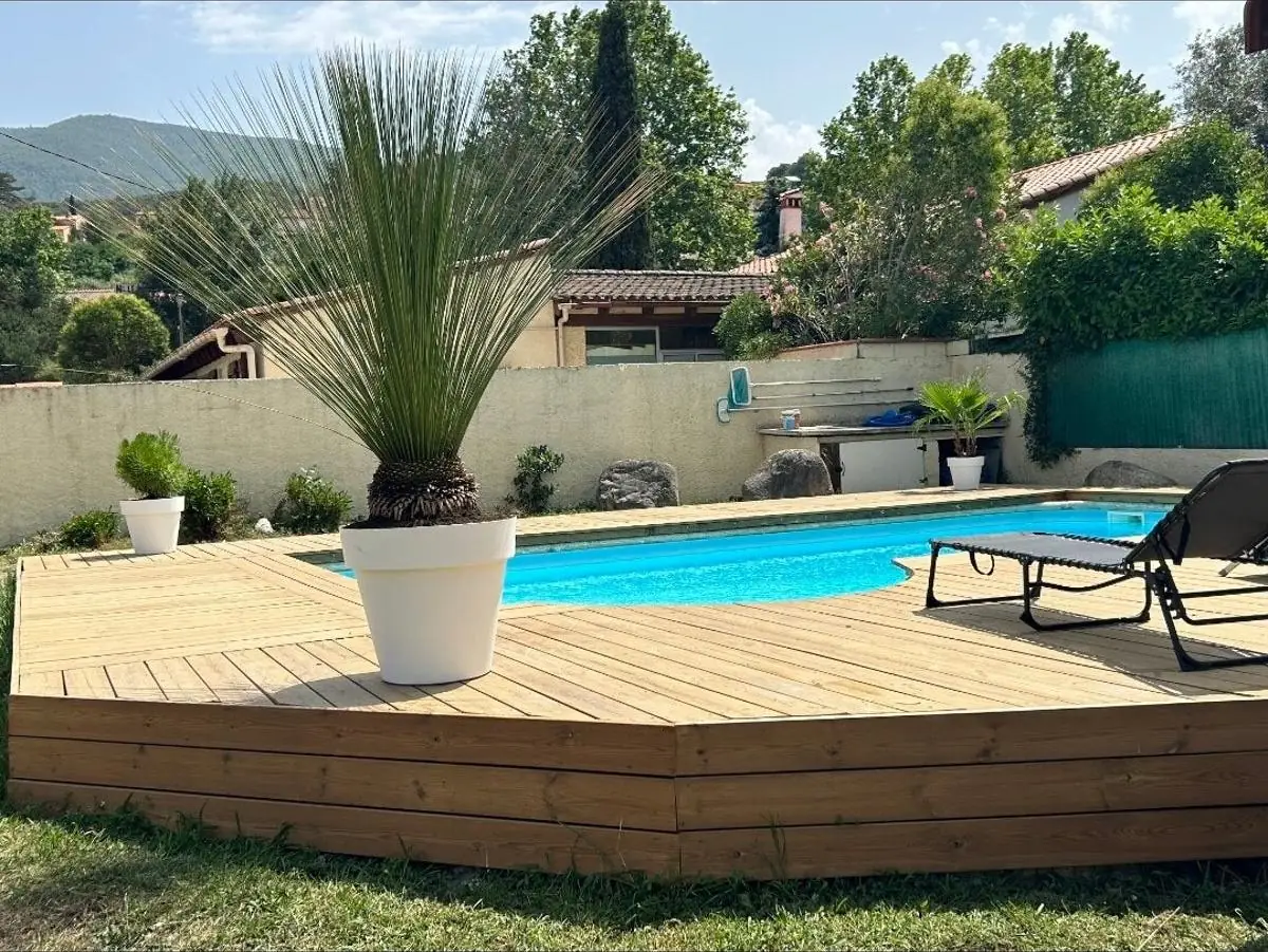 Terrasse en bois aménagée autour d'une piscine dans le Vallespir